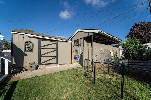 view of yard with a shed