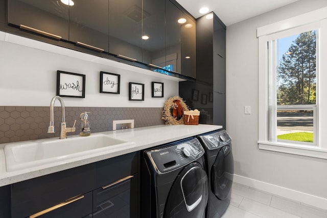 mudroom featuring washer and clothes dryer