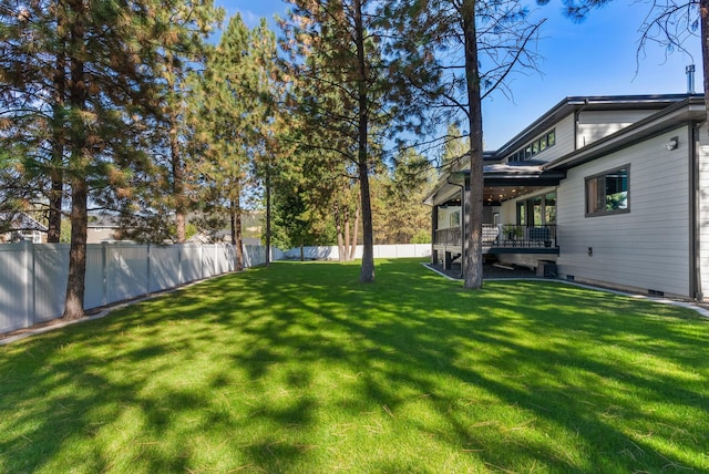 view of yard featuring a fire pit