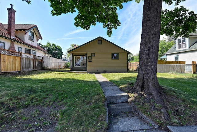 back of house featuring a yard