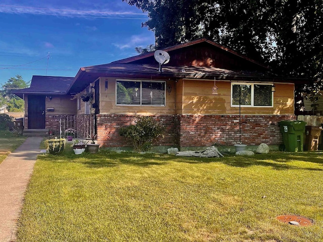 view of front of house featuring a front yard