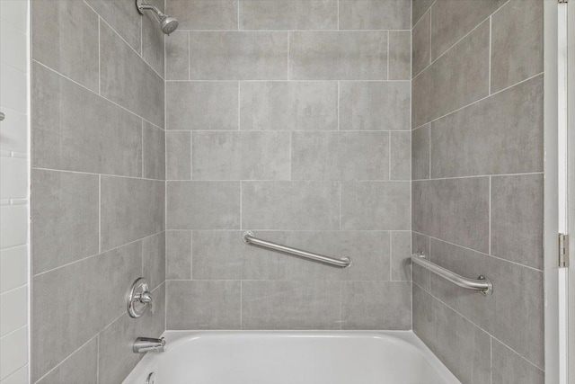 bathroom featuring tiled shower / bath combo