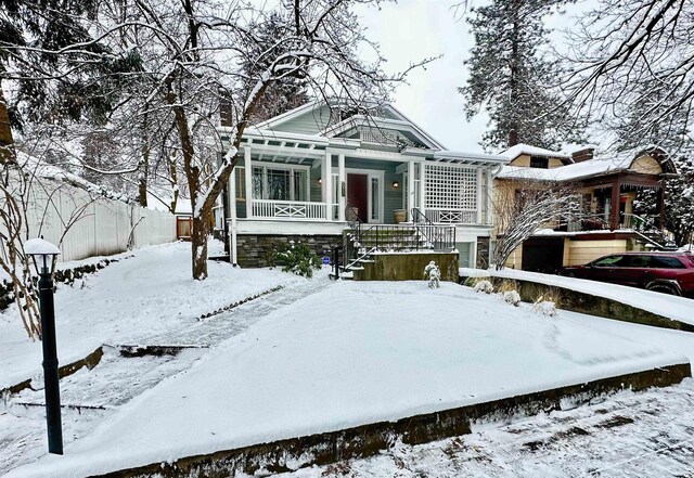 view of front of house featuring a porch and a front lawn