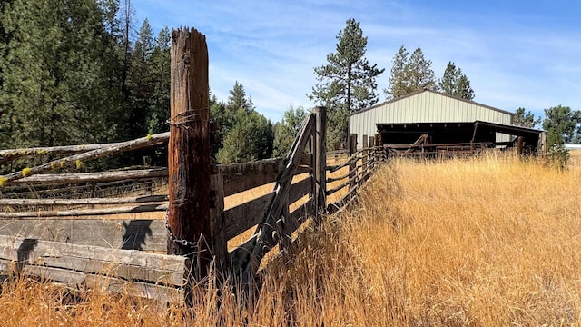 view of yard featuring an outbuilding