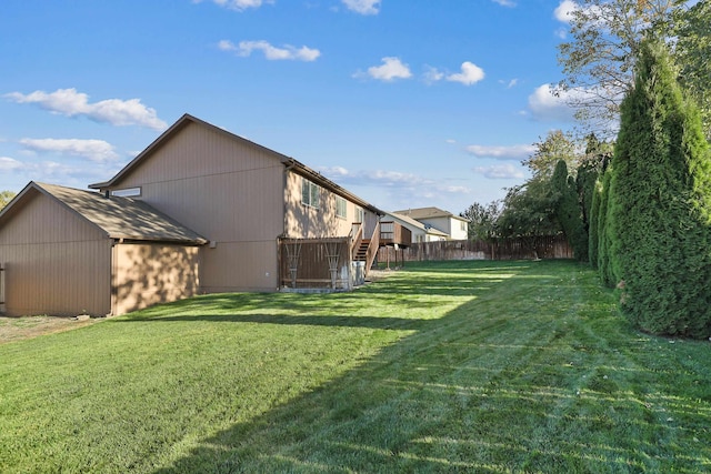 view of yard with an outbuilding