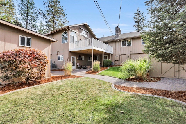 back of house featuring a yard