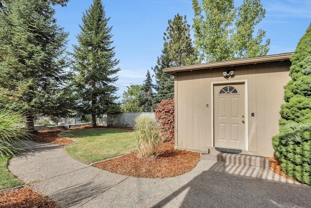 property entrance featuring a lawn