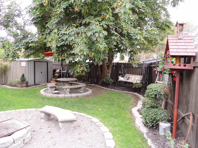 view of yard featuring a storage shed