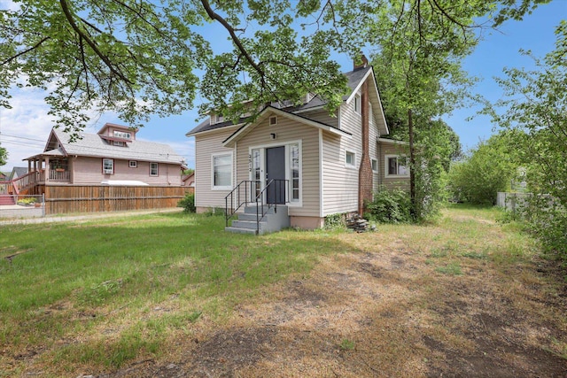 view of front facade with a front lawn