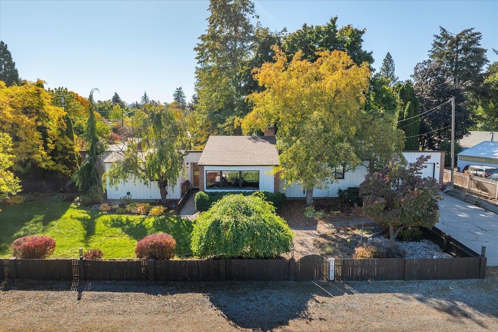 view of front of property with a front lawn