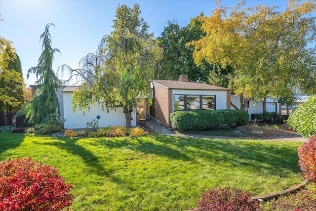 view of front of house featuring a front yard