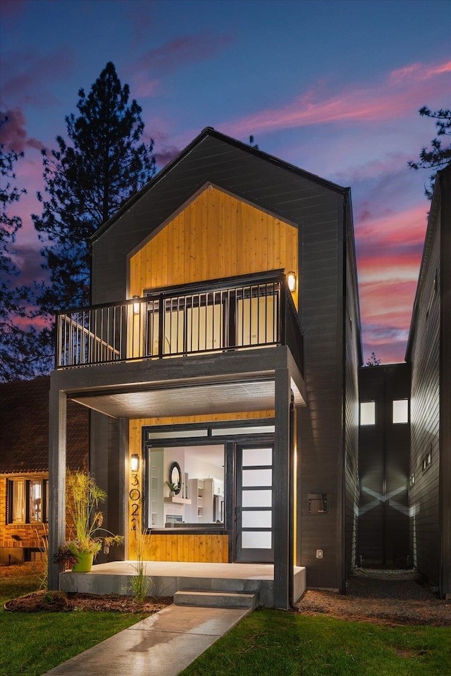 view of front of home featuring a balcony