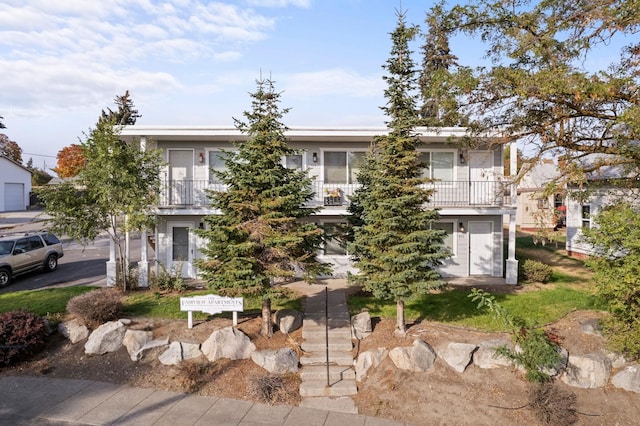 547 E Fairview Ave, Spokane, WA 99223 - view of front facade with a balcony