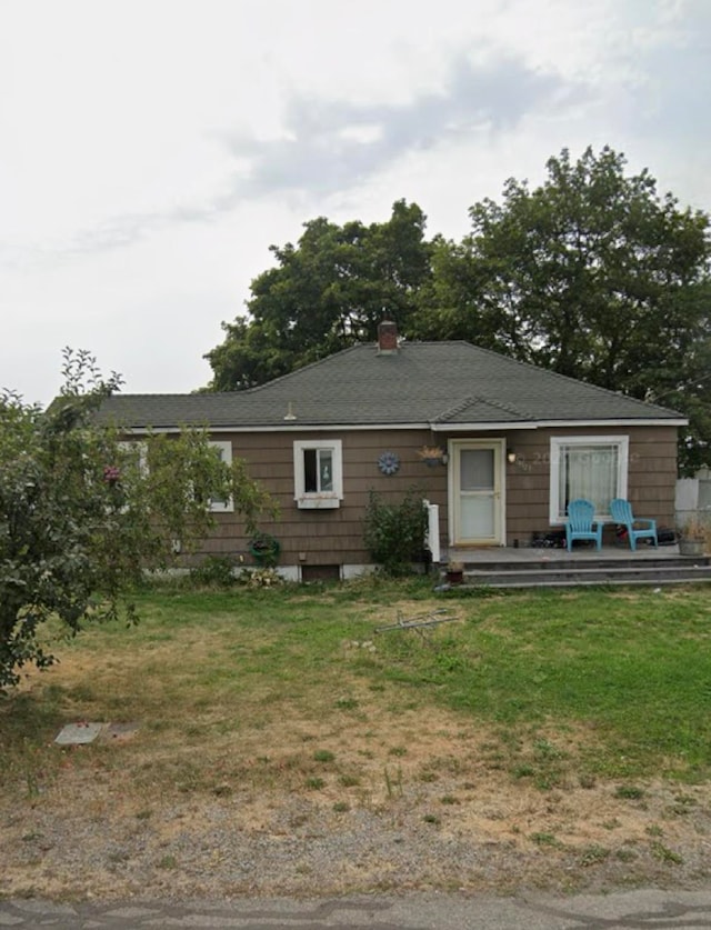 view of front of property featuring a front lawn