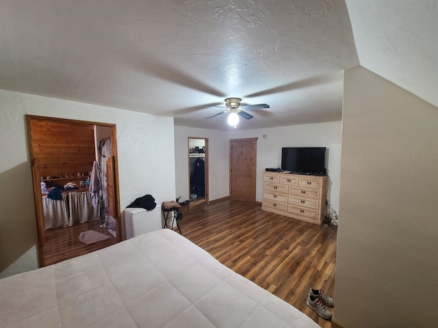 bedroom with a closet, ceiling fan, a textured ceiling, and hardwood / wood-style floors