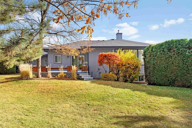 view of front of home featuring a front lawn