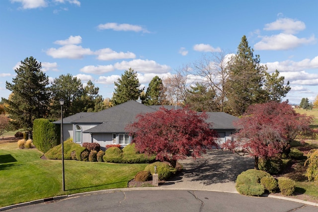 single story home featuring a front yard