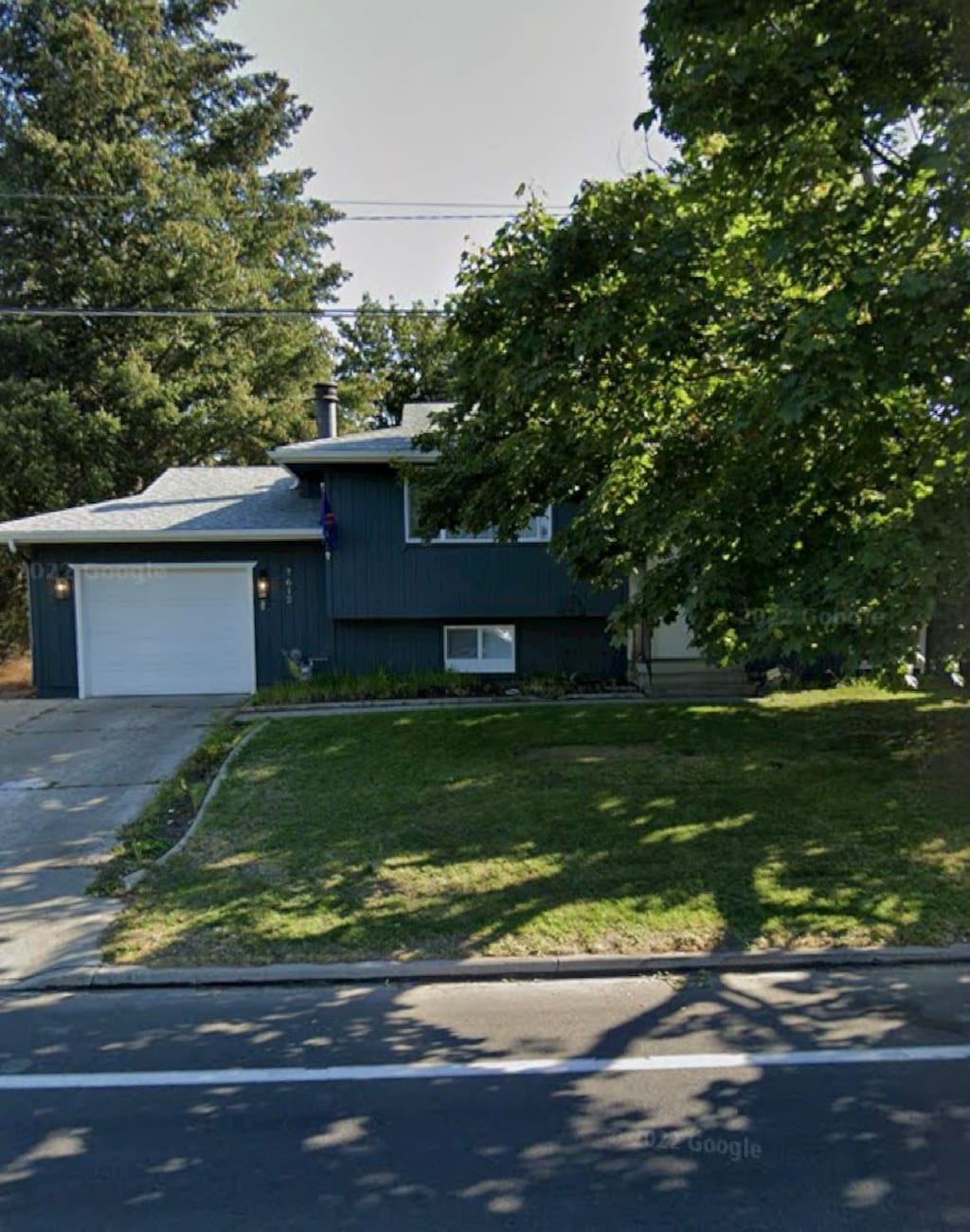 view of front facade featuring a front yard and a garage