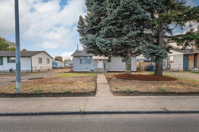 view of front facade with entry steps and fence