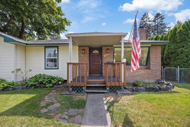 view of front of property featuring a front lawn