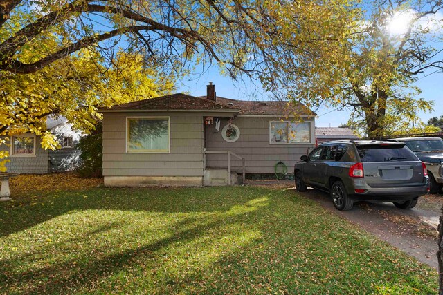 view of front facade featuring a front yard