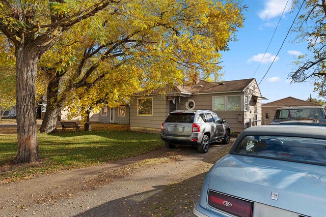 view of front facade with a front lawn