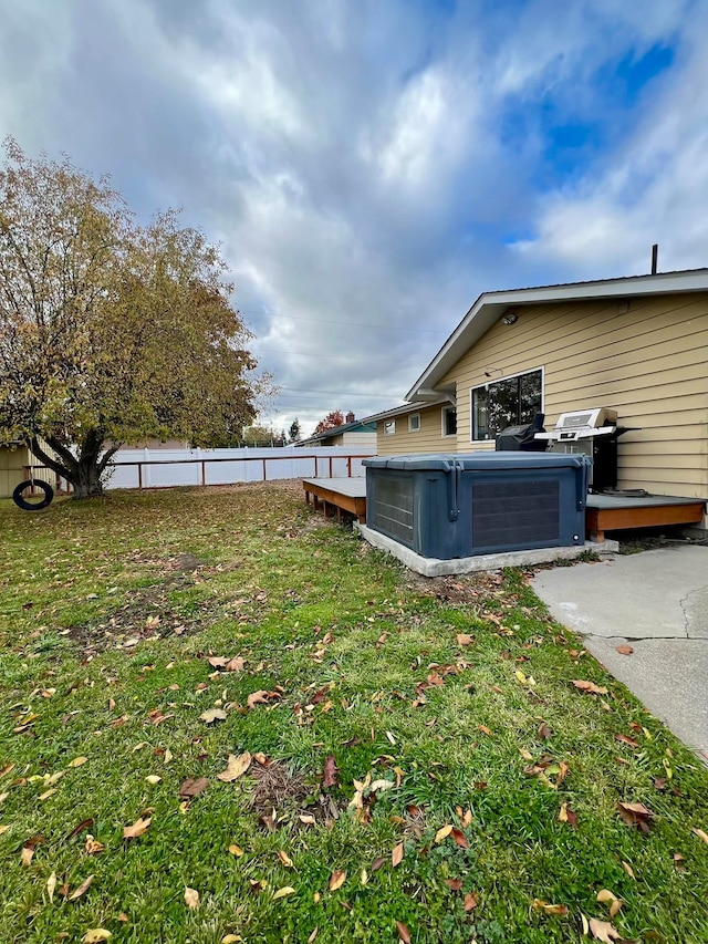 view of yard featuring a hot tub