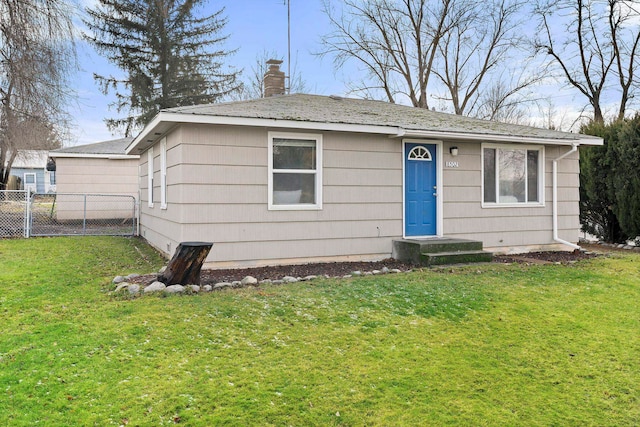 view of front facade featuring a front lawn