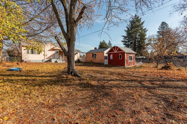 view of yard with a storage shed