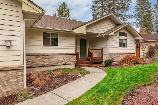 view of front of house featuring a front lawn