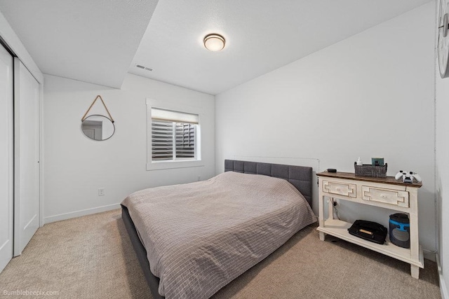 bedroom featuring carpet flooring and a closet