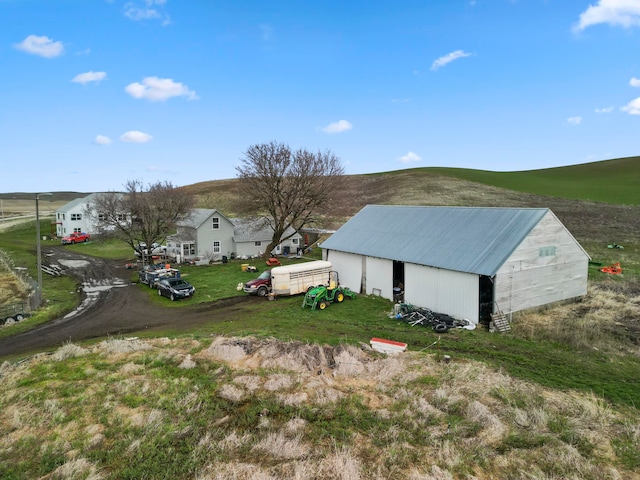 view of yard featuring an outbuilding