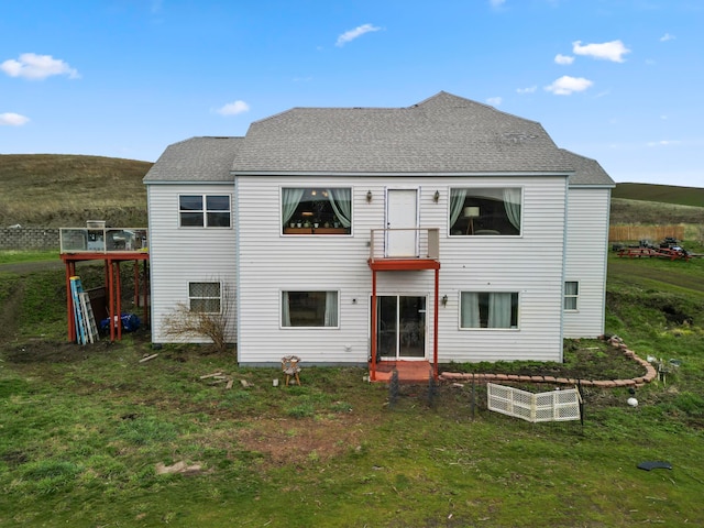 back of house featuring a lawn