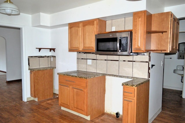 kitchen with backsplash and dark hardwood / wood-style floors