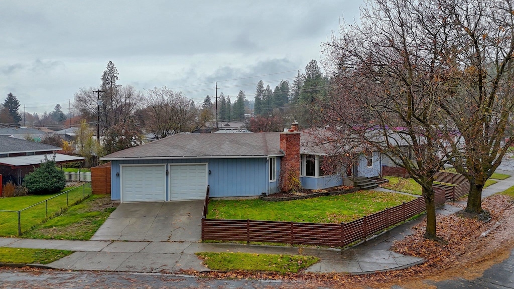 view of front of home featuring a front yard