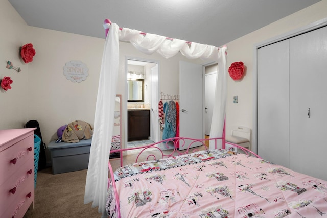 bedroom featuring carpet, connected bathroom, and a closet