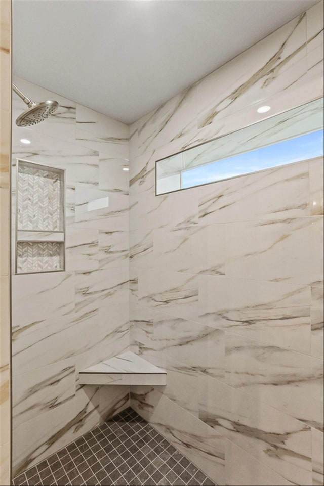 bathroom featuring a tile shower