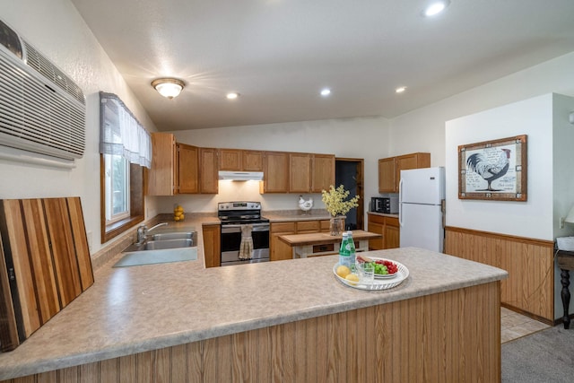 kitchen featuring kitchen peninsula, sink, electric stove, white refrigerator, and lofted ceiling