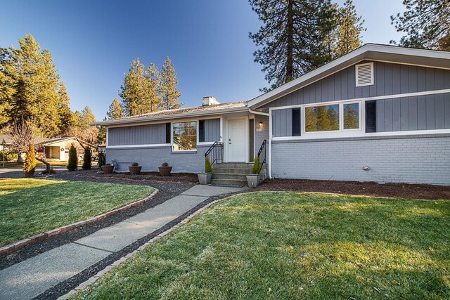 single story home featuring a front yard