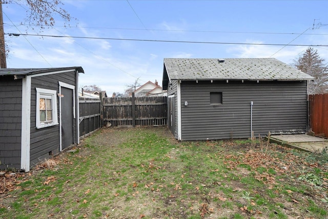 view of yard featuring a storage unit