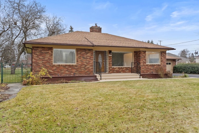 view of front of property featuring a front lawn