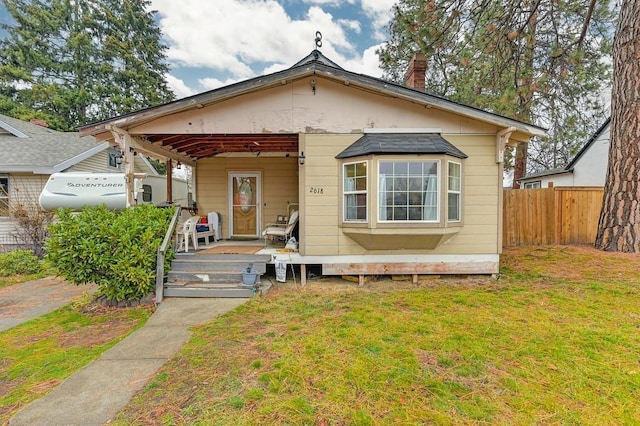 bungalow featuring a front lawn