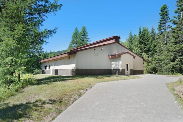 view of side of property featuring a yard