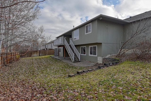 back of house featuring a yard