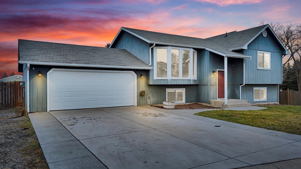 view of front of house featuring a lawn and a garage