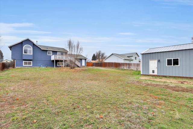 view of yard featuring an outbuilding