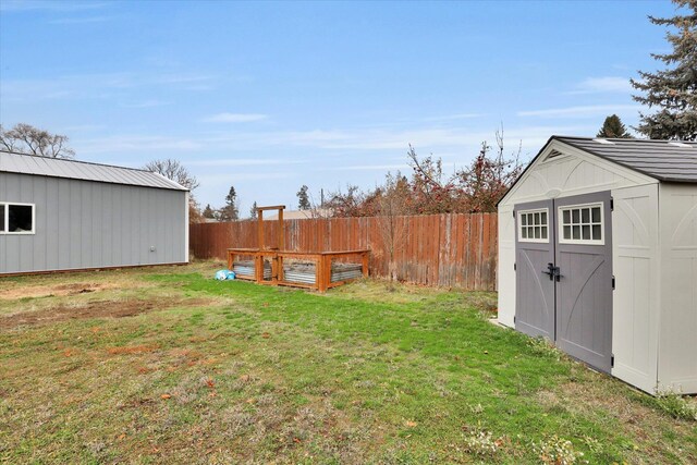 view of yard featuring a storage shed