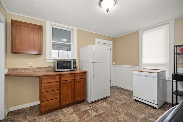 kitchen featuring crown molding and white appliances