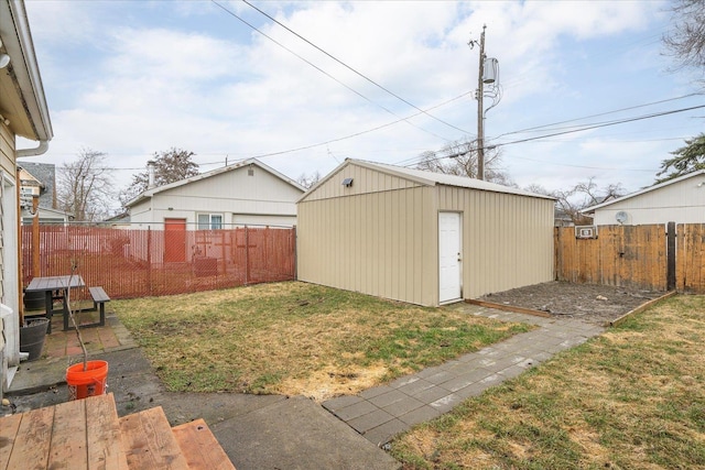 view of yard featuring an outbuilding