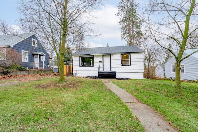 view of front of property featuring a front yard